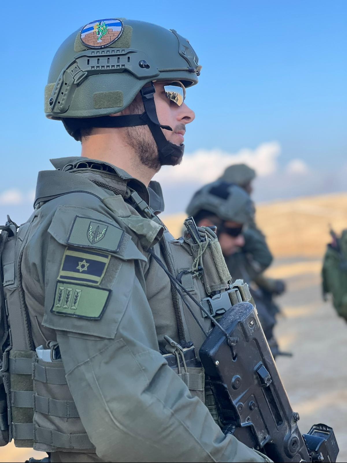 רועי עזרן עסק במדים
